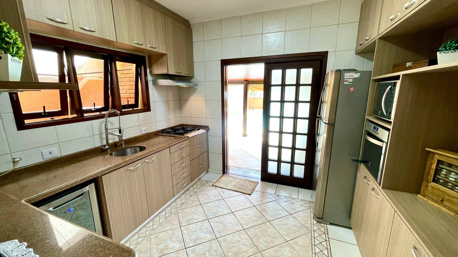 Casa à venda com 3 quartos, 360m² - Foto 2